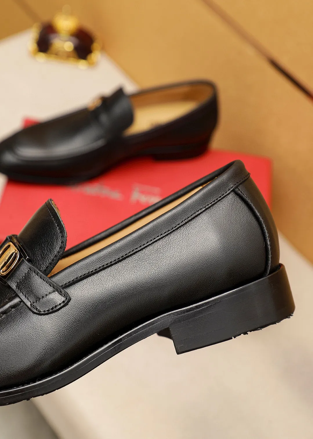 Men's shoes 💰460 💐 Product trademark: Ferragamo "Ferragamo" casual leather shoes Regular size: 38-44 (45.46🉑️customized) Product materials: Selected imported first-layer calfskin upper + luxury hardware buckle, imported water-dyed cowhide leather lining. Strong three-dimensional visual effect, original outsole color: 2⃣️seed leather materials optional